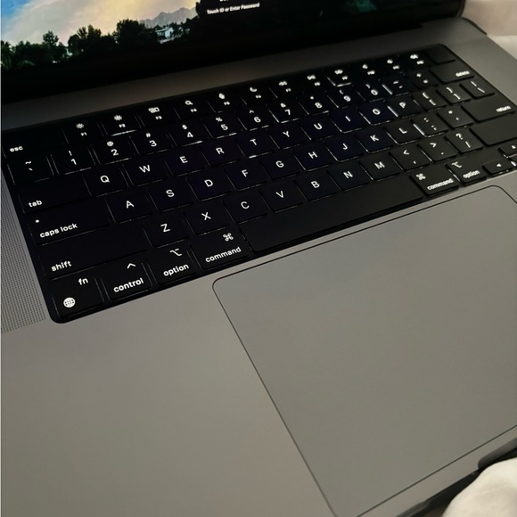 MacBook Pro 2022 16” 16gb, 1TB, M1 Pro 10 Core GPU - Picture 8 of 9